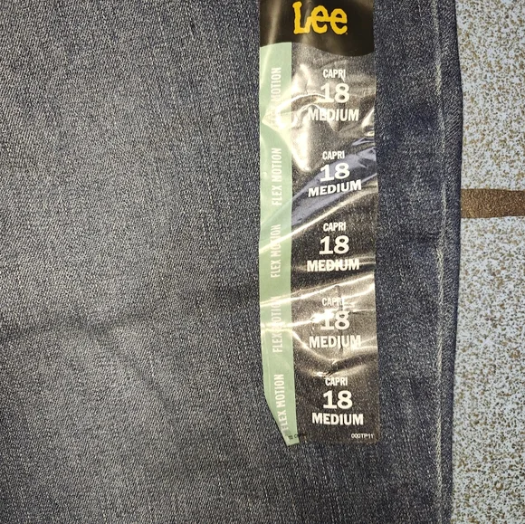 Lee Women's Regular Fit Mid Rise Capri Blue Jeans Size 18 - Picture 6 of 10